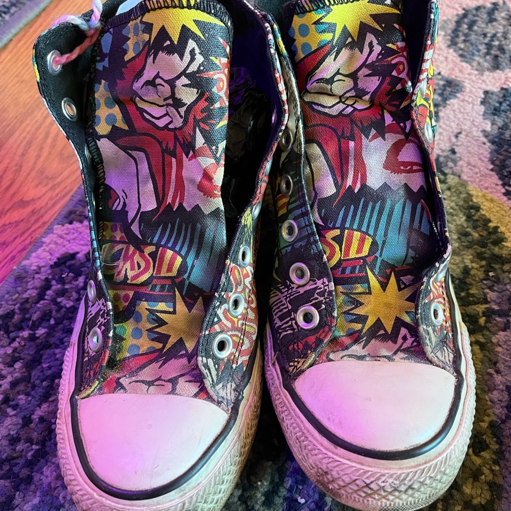 Converse Chuck Taylors 

Size 6 Men’s / Women’s 7

GUC